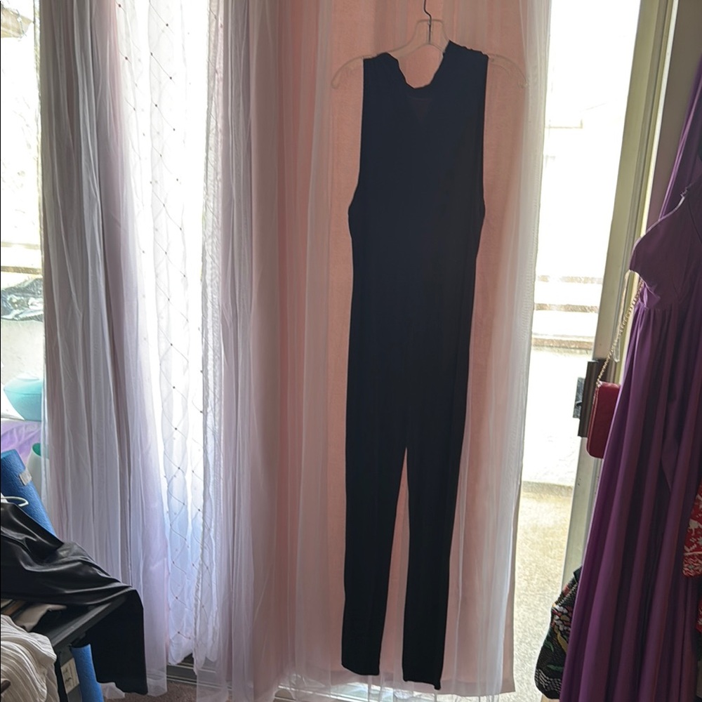 Elegant Black Sleeveless Jumpsuit with V-neckline and Full-length Design